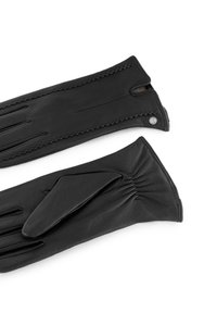 Schwarze Lederhandschuhe mit gesteppten Details. Merkmale sind ein gerafftes Handgelenk und eine dekorative Lasche. Glatte Textur, elegantes Design.