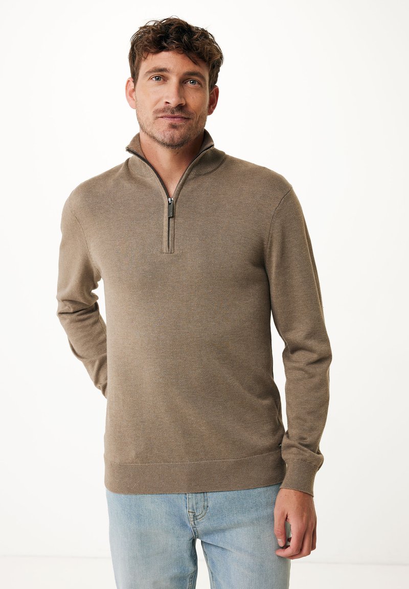 Maglione marrone con zip al collo realizzato in un morbido materiale a maglia. Presenta un colletto e polsini a costine, con una vestibilità casual e una texture liscia.