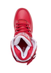 Rød højtop sneakers lavet af perforeret læder, hvid polstret krave og tunge, røde snørebånd og logo på siden, med en flad gummisål.