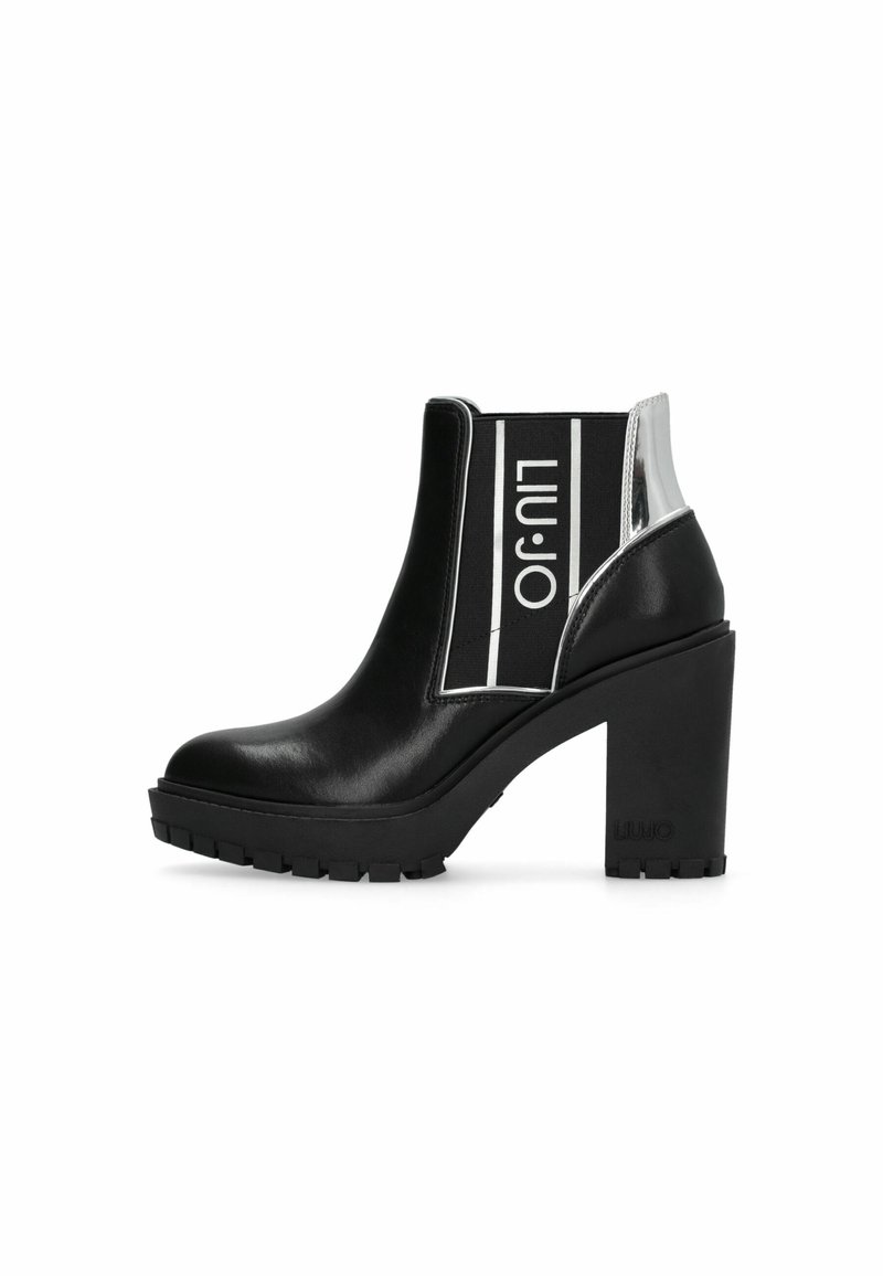 Stivaletti neri alla caviglia con tacco spesso, pelle texture, pannelli laterali elastici che presentano un logo bianco e una suola rigata per una migliore aderenza.