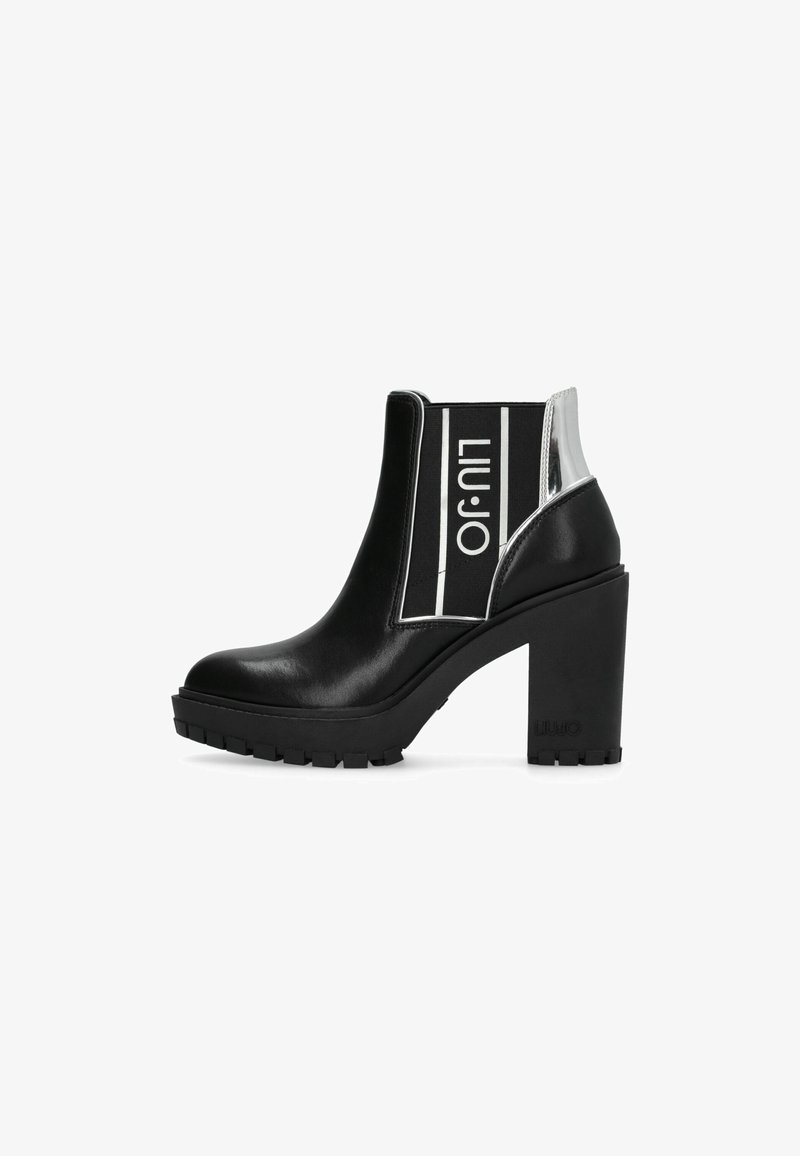 Stivaletti neri alla caviglia con tacco spesso, pelle texture, pannelli laterali elastici che presentano un logo bianco e una suola rigata per una migliore aderenza.