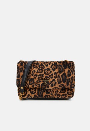 Bolso bandolera de pelo sintético de estampado de leopardo con correa de piel negra, textura acolchada y detalles en tono dorado; presenta un acento en forma de triángulo con el logo.