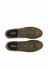 Braune Wildledersneaker mit runder Zehenform, flachen grauen Schnürsenkeln und einer schwarzen Innensohle mit dem "BIANCO"-Logo. Gummisohle, minimalistisches Design.