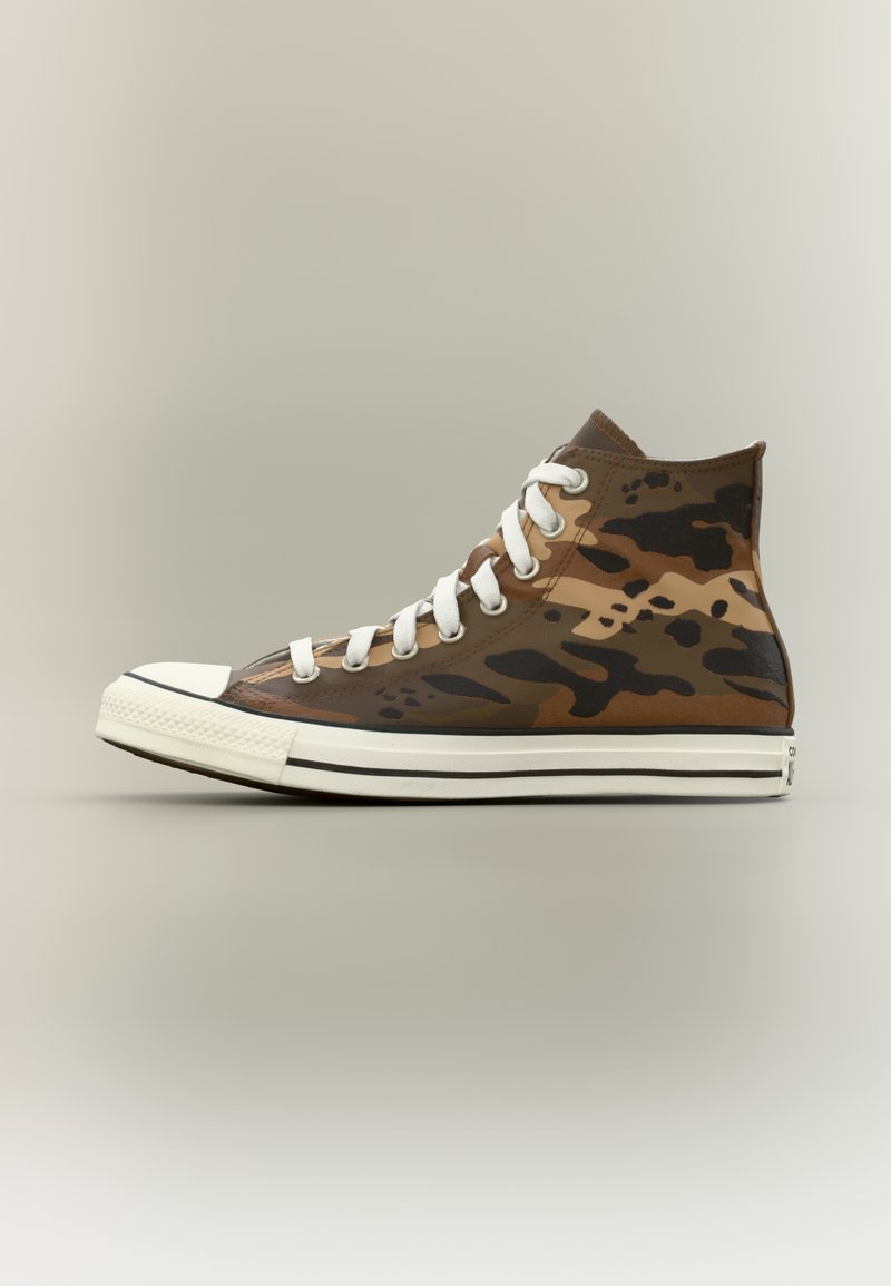 Visoka tenisica s uzorkom smeđe i crne kamuflaže, bijelim vezicama i bijelim gumenim potplatom s crnim prugama, bočni pogled.