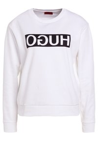 Bílé dlouhé rukávy crewneck mikina s černým obdélníkovým logem, které má obrácený text "HUGO" přes prsa.