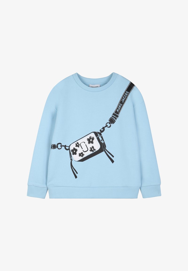 Sweat-shirt bleu clair avec un sac bandoulière noir et blanc à motif floral imprimé, avec une sangle "Marc Jacobs" en détail sur le devant.