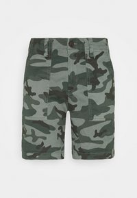 Camo-shorts i bomull. Har ett grönt och grått mönster, två framfickor och knäppning vid midjan.