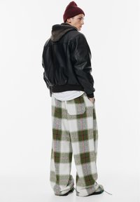 PULL&BEAR Imiteret læderjakke - black