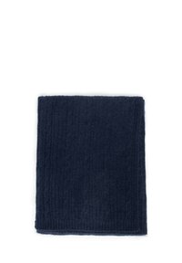 Granatowy, dziany koc w teksturowany wzór w warkocze i ściągaczowe krawędzie. Wykonany z miękkiego materiału, ma prostokątny kształt.