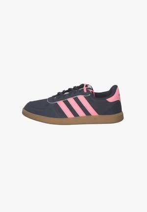 Sneakers in suede blu navy con accenti rosa, caratterizzati da un design a tre strisce, lacci neri e suola in gomma. Punta arrotondata e silhouette bassa.