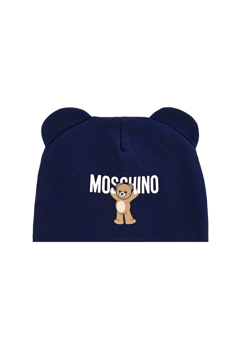 Berretto blu in maglia con orecchie da orso, stampato con il logo "Moschino" e un orso cartoon che solleva le braccia. Texture morbida, forma arrotondata.