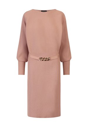 Abito in maglia di colore rosa chiaro con texture a coste, scollatura a barca, maniche a palloncino e vita caratterizzata da un accento in catena dorata.