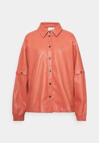 Giacca in ecopelle color corallo con collo con risvolto, bottoni a pressione e polsini elastici, con logo ricamato sul petto a sinistra.