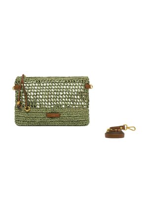 Pochette verde intrecciata con cursore della cerniera in pelle marrone e tracolla staccabile in pelle marrone con fibbia dorata su sfondo bianco.