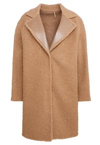 Abrigo texturizado en tono beige con un exterior suave y peludo y un cuello marrón brillante y liso. Presenta un frente abierto y mangas largas.