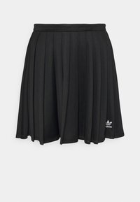 Czarna plisowana spódnica wykonana z miękkiego materiału, z wyraźnym pasem i małym białym logo Adidasa na dolnym brzegu.