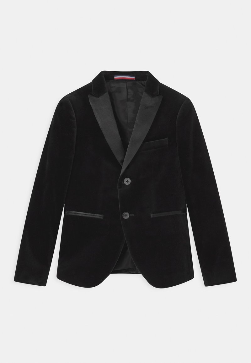 Černý sametový blejzr se saténovými klopami, se dvěma knoflíky a postranními kapsami. Hladká textura a přizpůsobený design pro formální vzhled.