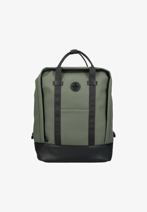 Groene rugzak gemaakt van glad, duurzaam materiaal met een zwarte, gestructureerde onderkant, twee zwarte banden en een voorvak.
