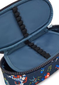 Custodia con zip e interno blu, dotata di anelli in tessuto a righe per l'organizzazione, e un design esterno colorato con robot e veicoli.