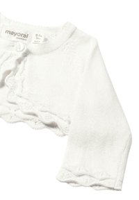 Cárdigan de bebé blanco de punto con mangas largas, que presenta bordes ondulados y patrones texturizados. La etiqueta dice "mayoral recién nacido, 0-1m".