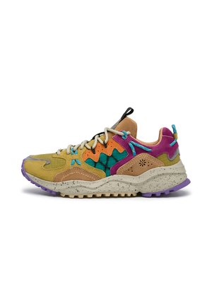 Scarpa da trail running colorata con pannelli gialli, arancioni, verdi, viola e beige, chiusura con lacci e suola spessa macchiata.