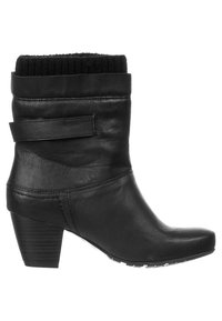 Czarny skórzany botek za kostkę z prążkowanym materiałowym kołnierzem, ozdobionym paskiem z boku oraz obcaskiem na słupku. Gładka faktura i czubek buta w szpic.