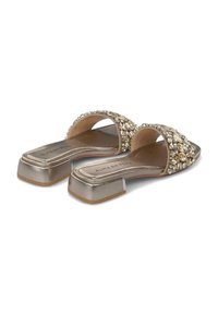 Metallische gouden slide-sandalen met een versierde band met heldere en goudkleurige stenen, blokhak en een gladde, textuurloze voetbed.