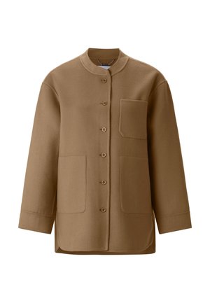 Ruda, su sagomis užsegama švarka su mandarininio tipo apykakle, dvi didelės priekinės kišenės ir viena krūtinės kišenė; pagaminta iš minkštos tekstūruotos medžiagos.