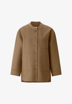 Ruda, su sagomis užsegama švarka su mandarininio tipo apykakle, dvi didelės priekinės kišenės ir viena krūtinės kišenė; pagaminta iš minkštos tekstūruotos medžiagos.