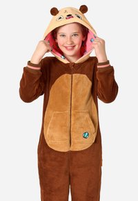 Rjav flis onesie s bež kapuco, ki ima ušesa medvedka. Vključuje rjav trebuh, sprednji zadrgo in žepke za roke. Obložen s rožnatim vzorcem.