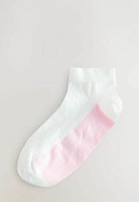 Witte enkel sok met een zachte roze streep aan de zijkant, gemaakt van textuurstof, met een geribde boord en een gladde teen.