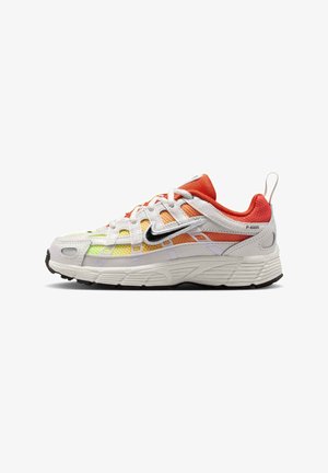 Weißer und orangefarbener Nike P-6000 Sneaker mit schwarzem Swoosh, Mesh-Einsätzen in Gelb und Orange und strukturierter weißer Sohle, seitlich betrachtet.