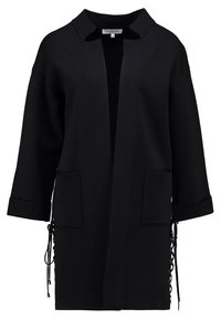 Svart lång cardigan med krage, öppet fram, två framfickor och dekorativa sidorsnören, tillverkad av ett slätt, strukturerat tyg.