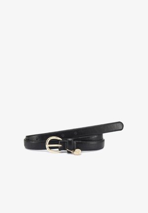 Schwarzer Ledergürtel mit goldener, runder Schnalle und kleinem goldenen Anhänger, flach auf weißem Hintergrund liegend.