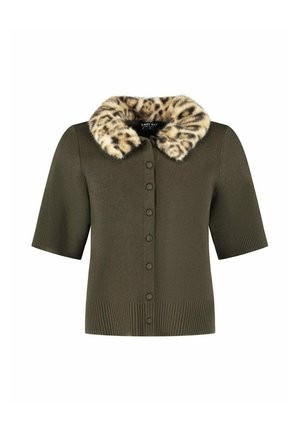 Kortarmige olijfgroene cardigan met knopen, zachte nepleerprint faux fur kraag en geribbelde zoom en mouwboorden.