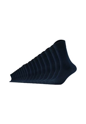 Zwölf Paar schlichte schwarze Sneakersocken diagonal auf weißem Hintergrund angeordnet.