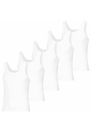 Fünf weiße Baumwoll-Tanktops mit breiten Schulterträgern, die ein nahtloses Design und eine weiche Textur aufweisen, in einer Reihe übereinander gestapelt.