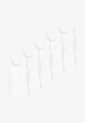 Fünf weiße Baumwoll-Tanktops mit breiten Schulterträgern, die ein nahtloses Design und eine weiche Textur aufweisen, in einer Reihe übereinander gestapelt.