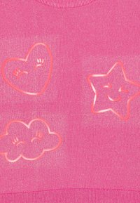 Růžový svetr s texturovaným glitrovým materiálem, se třemi dekorativními prvky: usmívajícím se srdcem, mrakem a hvězdou, vše obrysem v růžové barvě.