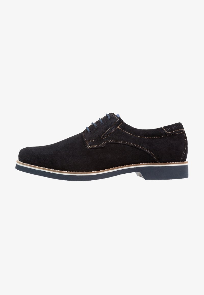 Chaussure habillée noire en daim pour homme avec lacets bleus, coutures beige et semelle foncée avec bord clair, vue de côté.