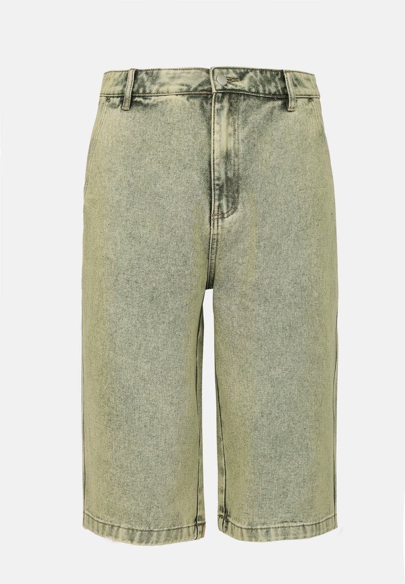 Short en jean vert délavé taille haute, longueur genou, avec passants de ceinture, fermeture boutonnée devant et coutures visibles.
