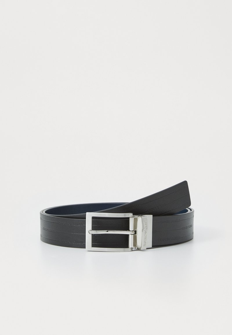 Centura neagră din piele netedă, cu un cataramă din metal argintiu. Prezintă branding embossat pe lungimea curelei, evidențiind un design elegant și minimalist.