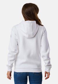 Weißer Kapuzenpullover aus weichem Material, mit langen Ärmeln und Kängurutasche. Mit Logo-Detail am linken Ärmel.