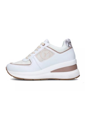 Sneakers bianchi con tomaia in rete, punta rotonda, dettagli beige e suola a zeppa. Presentano un logo sul lato e dettagli a motivo sul tallone.