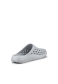 Zoccolo grigio senza lacci realizzato in materiale leggero, dotato di design perforato per la ventilazione, punta arrotondata e suola testurizzata per una buona aderenza.