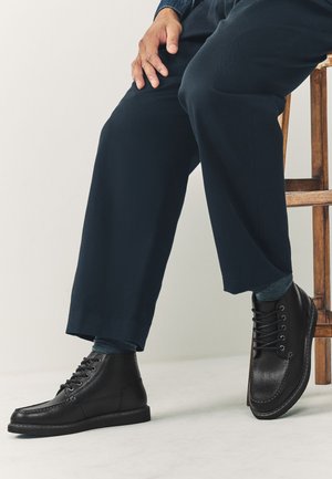Next REGULAR FIT-MID - Členkové šnurovacie čižmy - black