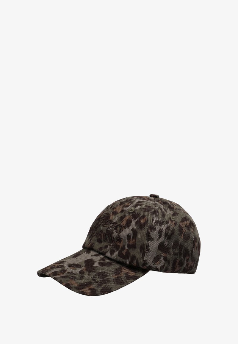 Gorra de estampado de leopardo hecha de tela texturizada, con visera curvada, detalles bordados y un botón en la corona.