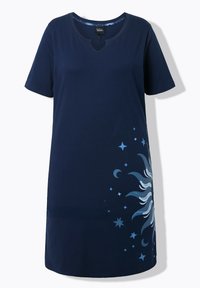 Tmavě modré bavlněné šaty s krátkými rukávy a výstřihem do V, s potiskem světle modrých nebeských motivů hvězd a vln na jedné straně.