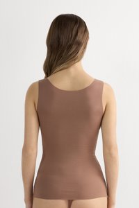Bruine mouwloze tanktop van soepel, elastisch materiaal met een ronde hals en een nauwsluitend model, gezien van achteren.