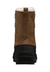 Bota impermeable marrón con parte superior de cuero texturizado, forro de piel suave en la apertura y suela de goma negra duradera con detalle del logo.